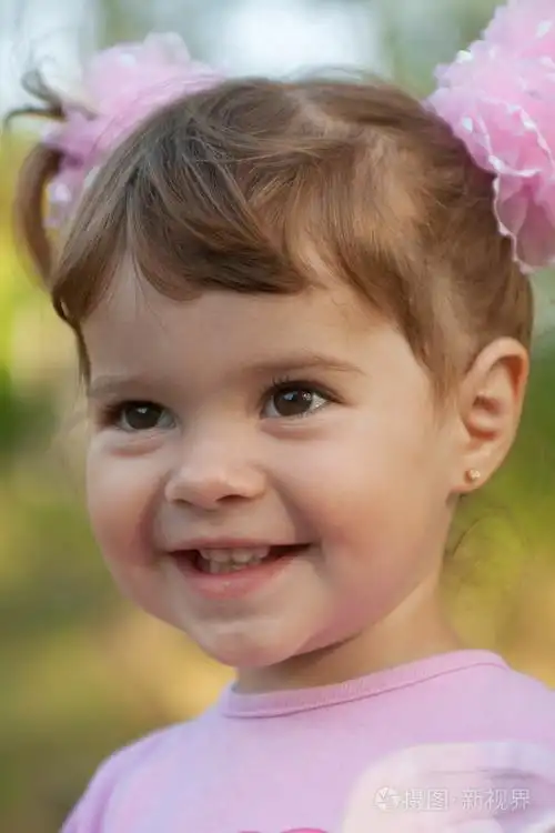 笑的可爱小女孩的肖像照片-正版商用图片02nzz7-摄图新视界