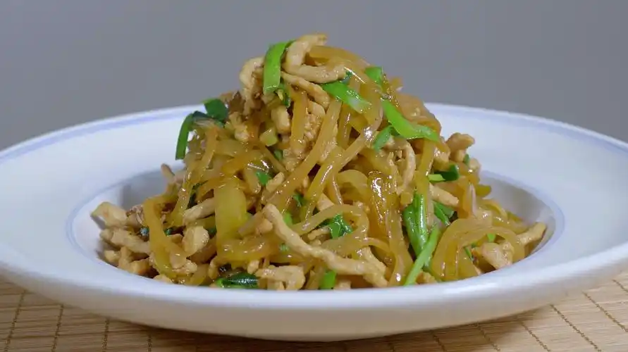 p>炎炎夏日,清粥小菜,榨菜炒肉丝应该是夏季最应景的搭配清粥的小菜