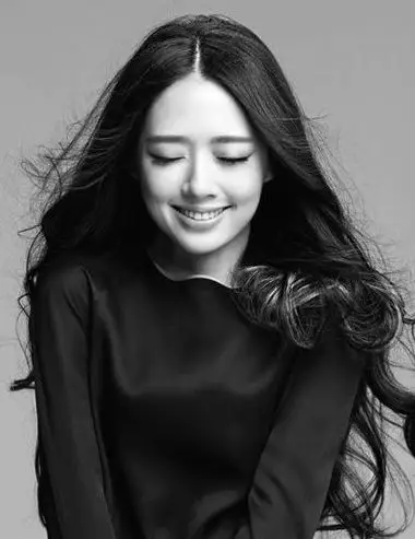 其实在黑色头发上也能烫成潮流卷发的,黑中长发烫什么样的大卷好看呢?