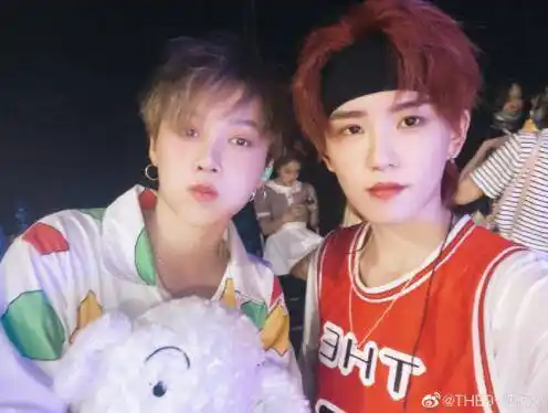 陆柯燃晒合照为刘雨昕庆生