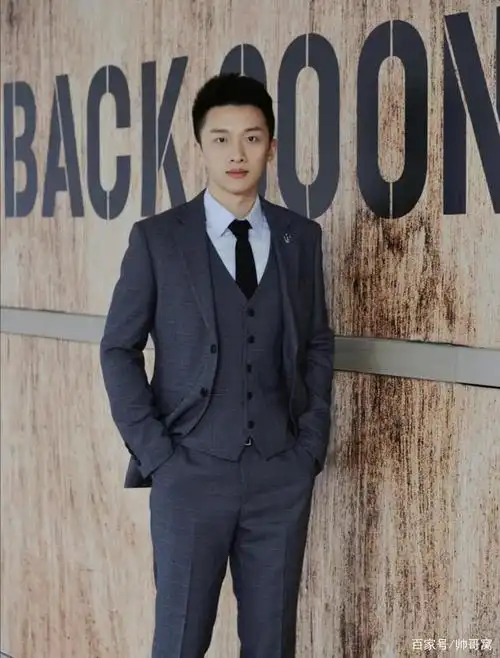 有颜值穿正装,显精神有气质,青春帅气的小哥哥,尽显男人风范!