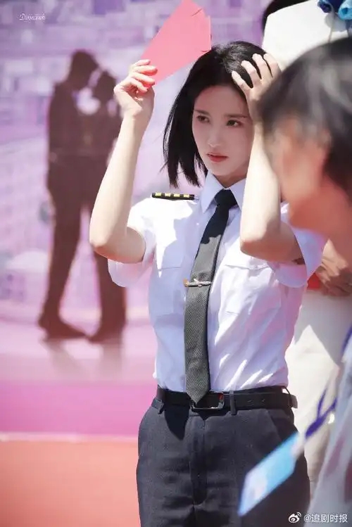 刘些宁机长look##刘些宁短发机长制服酷感##刘些宁为新剧剪短发