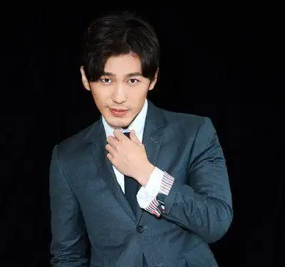 职场男士清新干练短发发型搭配商务装做职场精英