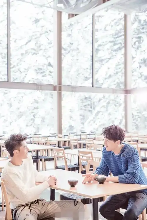 胡歌霍建华封面大片曝光 二人雪地里"撒野"