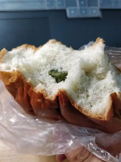 咬了一口发现这个老面包并不简单