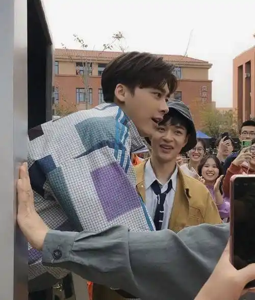 李易峰3个杂志封面来袭,34岁魅力十足,但和当年变化不小_西装裤_男士