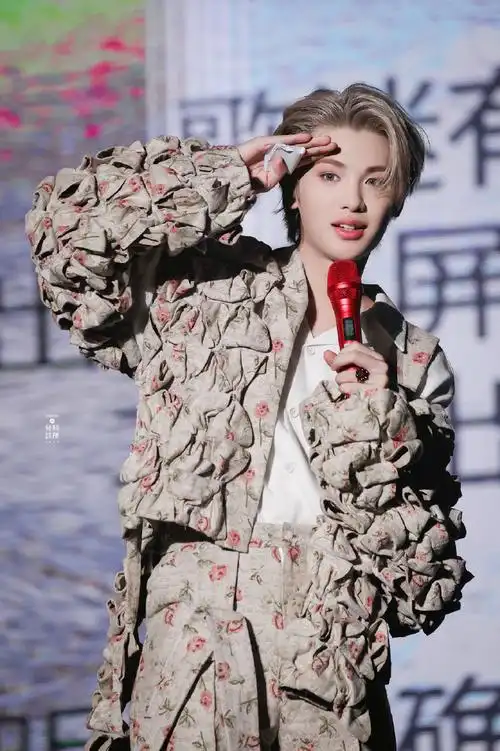 黄明昊贾想世界演唱会