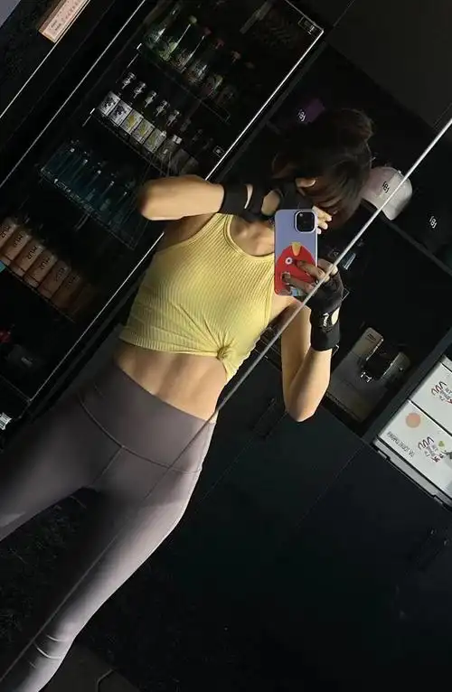 晒健身美照宛如女教练,马甲线真抢眼|辣妹_网易订阅