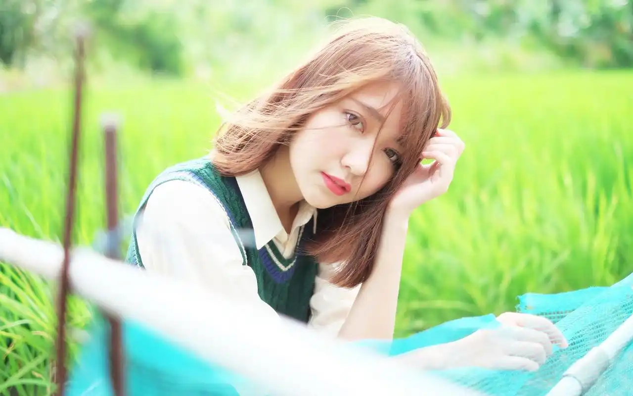 短发美女户外唯美写真高清电脑壁纸