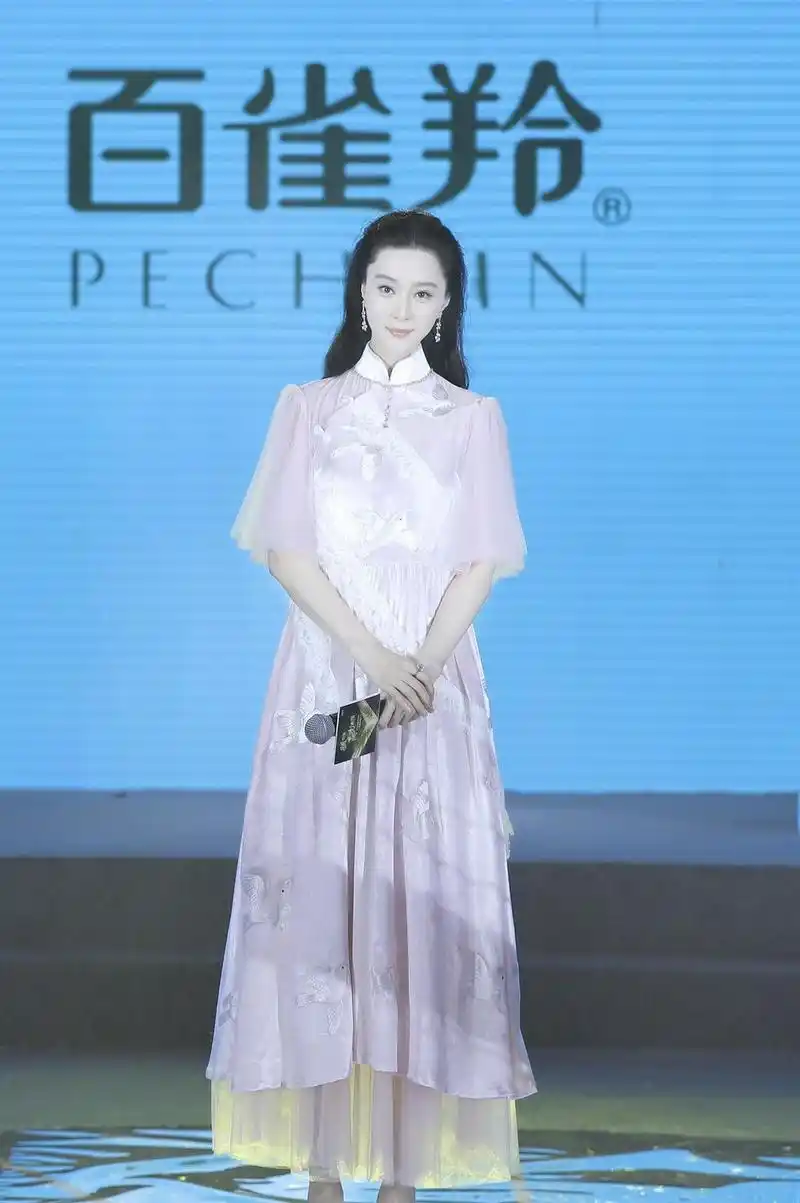 范冰冰太有东方优雅魅力,浅紫色旗袍连衣裙温柔端庄,古典温婉