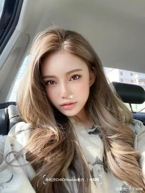 不用漂巨显白2021最流行的奶茶棕发色