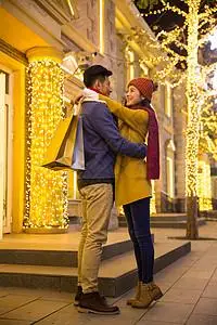 青年女人妻子夜晚快乐情侣逛街购物图片素材