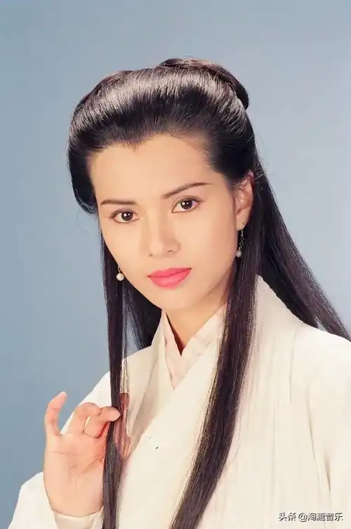 1998年吴倩莲主演吴倩莲版的小龙女身上的傲气更浓,服装上也有了很大