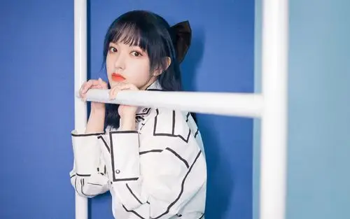 程潇蓝色短发性感图片桌面壁纸