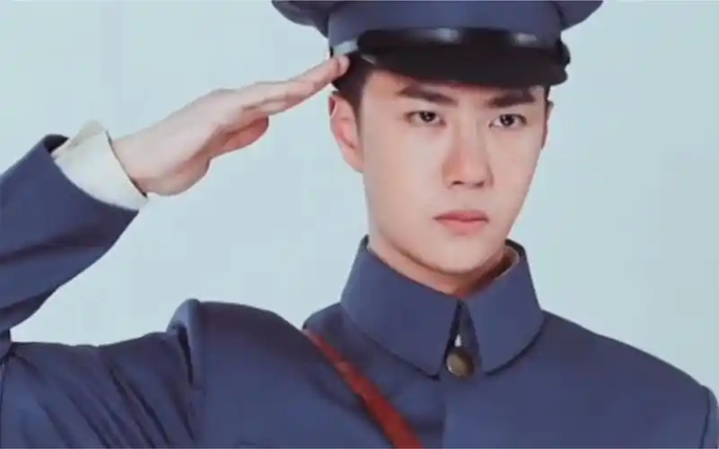 【王一博】穿军装英姿飒爽,身姿挺拔,眼神毅力感十足.