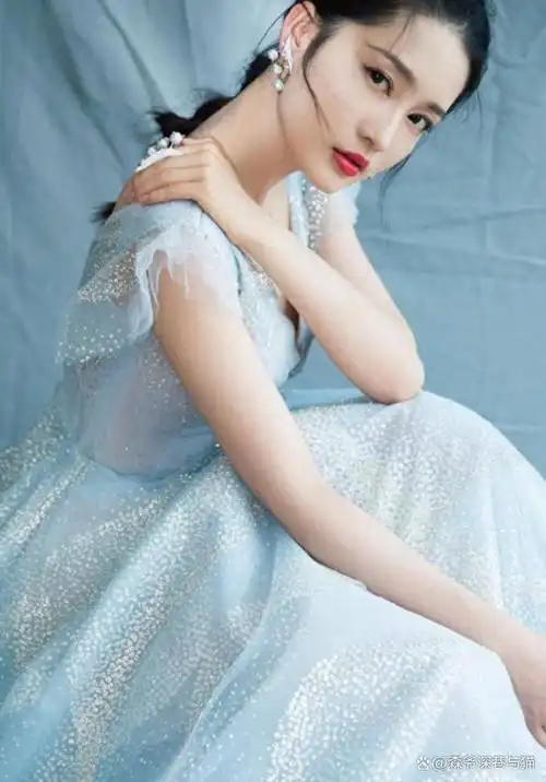 迷伤人了!32岁李沁曼妙身材,演绎优雅与自信!