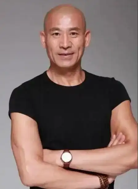 50岁才当爸爸师小红:娶演员妻子,留光头是因为妻子喜欢