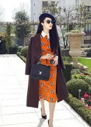 张馨予巴黎时装周造型又作妖,跟范爷比简直辣眼睛_大衣_白色_魅力