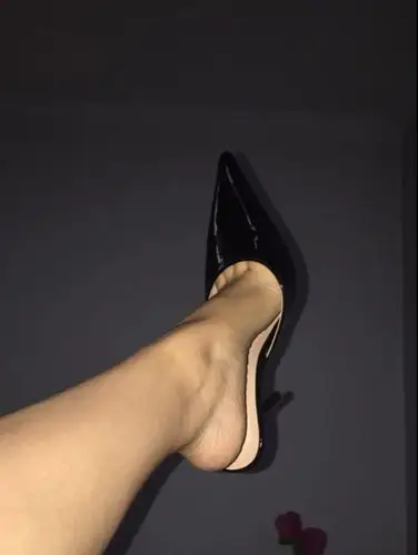 高二16岁女生化妆穿露肩,穿超短裤穿高跟鞋正常吗