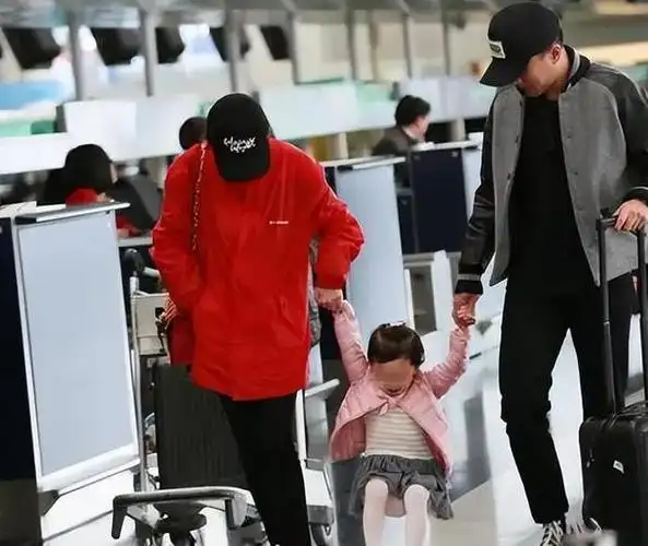 刘恺威小糯米现身加拿大疑似办理户口迁移将跟杨幂在北京生活