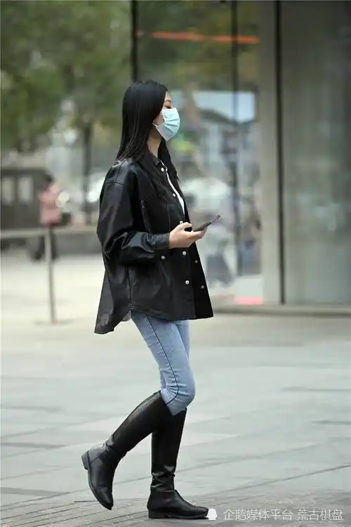 紧身牛仔裤搭配长靴,秋冬季节的经典搭配,也会穿出时尚的效果插图4