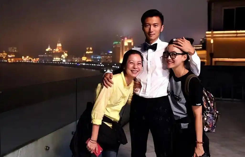 霍汶希:最美经纪人 霍汶希是谢霆锋的经纪人,带红过容祖儿,twins,捧红