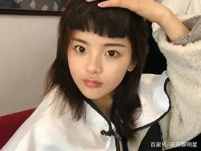 这是杨超越早期出道前的照片,虽然没有精致的妆容,但是这齐刘海也是挺