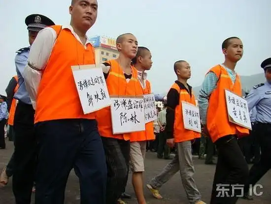 县公安局,县人民检察院联合在该县体育中心召开"打黑除恶"公捕公判