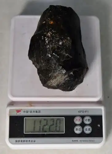 河南男子收藏了一块黑石头市估600万至800万