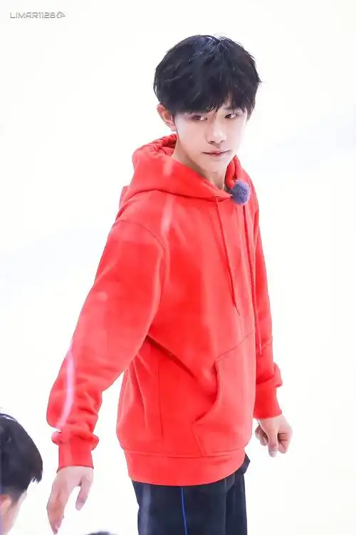 易烊千玺 #tfboys cwhl加拿大女子冰球联赛开球 高清