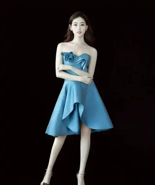 明星写真:祝绪丹海蓝色抹胸晚礼短裙时尚美拍,皮肤白嫩美腿养眼_背景
