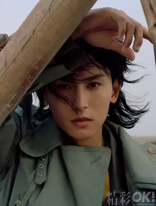 上游时尚ok精彩周年刊封面大片在不同角色中穿梭的张哲瀚