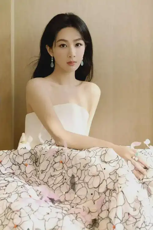 这一夜女明星拼尽全力背负黄金脊骨身缠万贯珍珠锋利妖艳