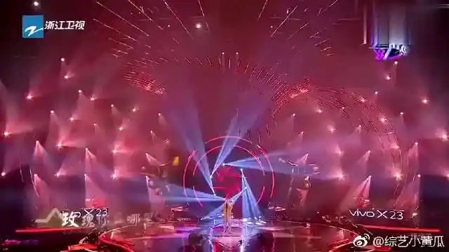 梦想的声音# 谭维维前男友现身一首玫瑰. 来自综艺小黄瓜 - 微博