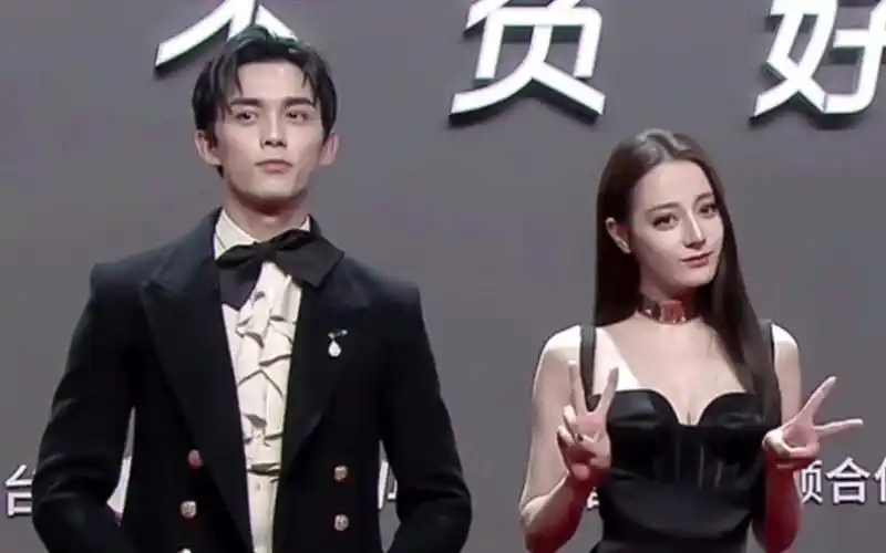 被热巴带跑偏的吴磊这两只也太可爱了吴磊热巴长歌行2020星光红毯采访