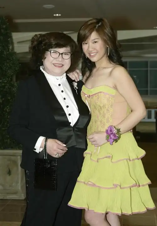 原创郑欣宜发文晒照悼念沈殿霞年内将继承六千万遗产暂不打算动用