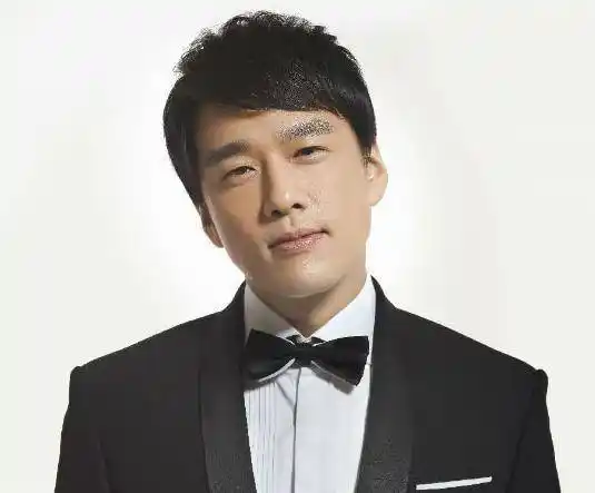 他的妻子郭晏青是他的初恋情人.