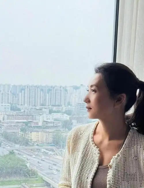 早在节目录制前,陈好就更新一条微博,一张侧脸自拍,配文:"要感受路,不