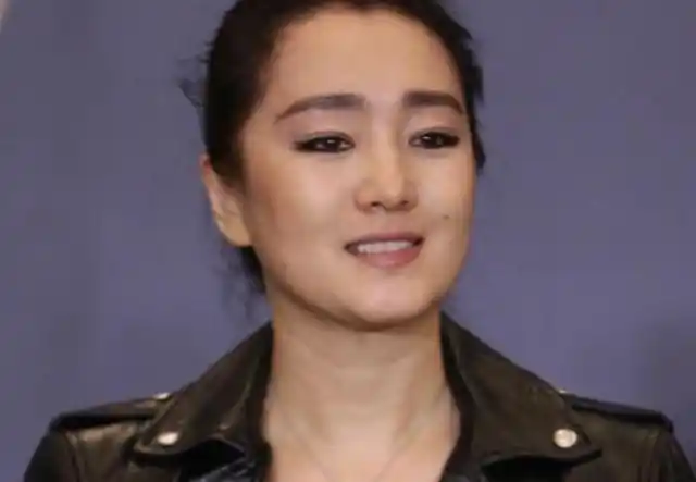 53岁巩俐近照曝光,图片未修饰脸型大一圈网友比赵雅芝好看