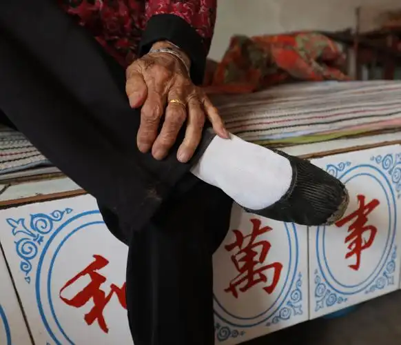 晋南奶奶6岁缠脚长成三寸金莲今年100岁看她生活是个啥样子