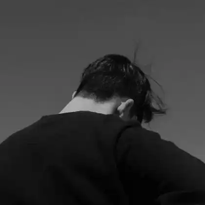 一瞬间情绪低落很过会过去黑白头像男生伤感堕落背影图片