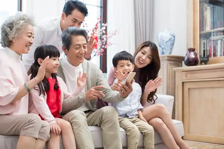 女婿要接父母养老把她赶回老家,三个月后求助:家里没你不行