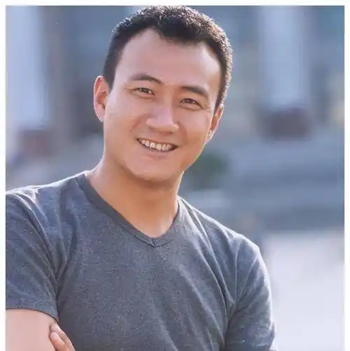 53岁的胡军,不惧绯闻与师妹相爱23年,终于熬出了老戏骨的风范_父亲