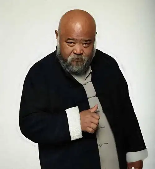 演员李琦:与妻一见钟情,仨娃随母姓,患病仍烟酒不辍