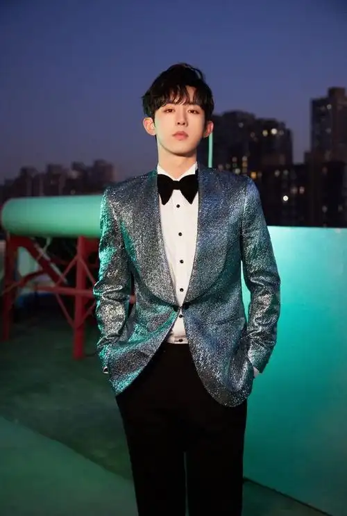 郭俊辰解锁新色系西装##郭俊辰蓝色星河西装