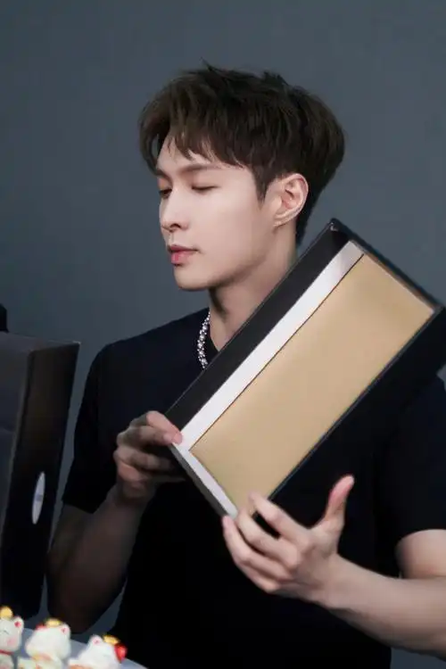 张艺兴盒子里的猫预告##盒子里的猫开播