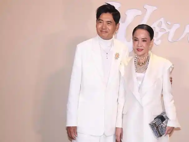 周润发领衔,品尝特色小吃,与员工合影笑容满面