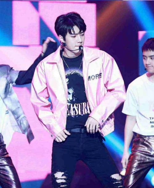 在舞台上跳舞的吴世勋真的太有魅力,简直就是世上最耀眼的存在