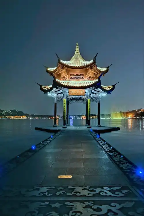 美丽的西湖夜景