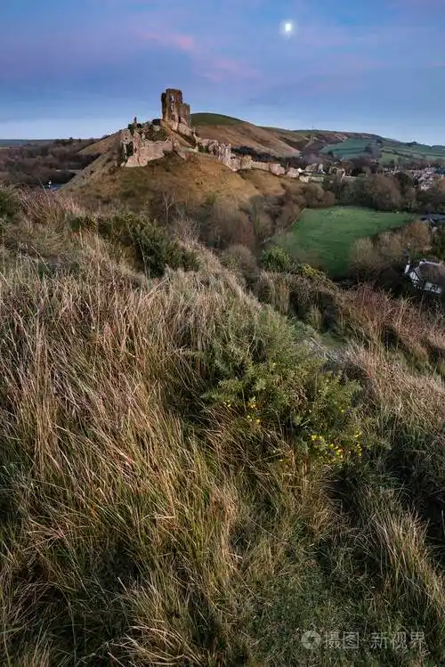 美丽的中世纪城堡风景在秋天黄昏光与m